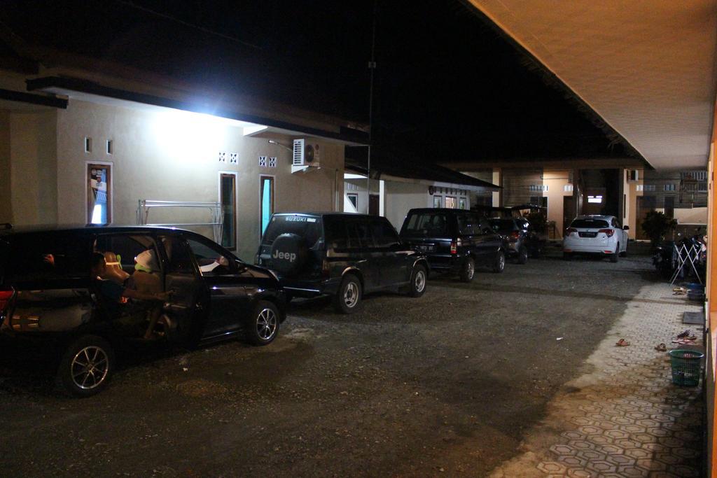 Hotel Putra Sindang Asih Batukaras Exterior photo